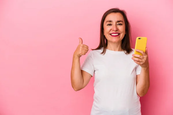 Kaukasische Frau Mittleren Alters Hält Ihr Handy Isoliert Auf Rosa — Stockfoto