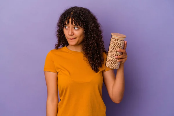 Jovem Brasileira Segurando Uma Garrafa Grão Bico Isolada Fundo Roxo — Fotografia de Stock