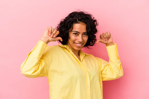 Junge Lockige Lateinamerikanische Frau Auf Rosa Hintergrund Isoliert Fühlt Sich — Stockfoto