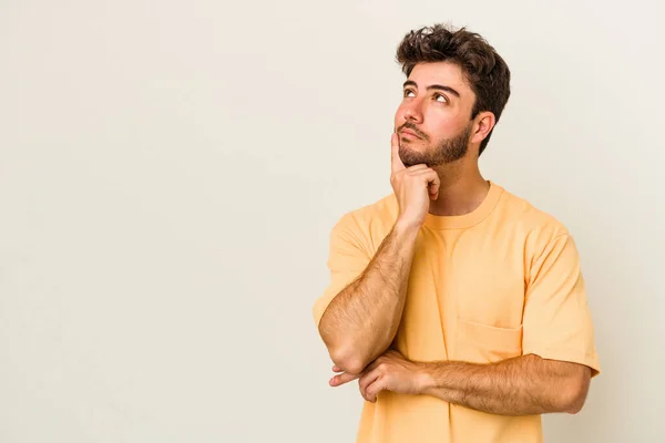 Young Caucasian Man Isolated White Background Looking Sideways Doubtful Skeptical — Stock Photo, Image