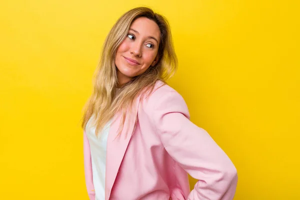 Jonge Australische Vrouw Geïsoleerd Lacht Gelukkig Heeft Plezier Het Houden — Stockfoto