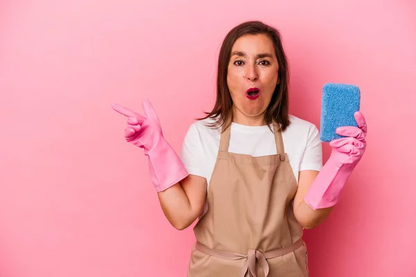 Middelbare Leeftijd Blanke Vrouw Schoonmaken Huis Geïsoleerd Roze Achtergrond Wijzend — Stockfoto