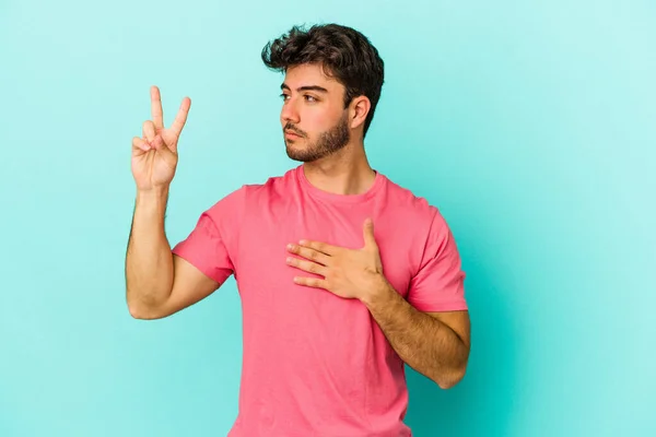 Jonge Blanke Man Geïsoleerd Blauwe Achtergrond Het Nemen Van Een — Stockfoto