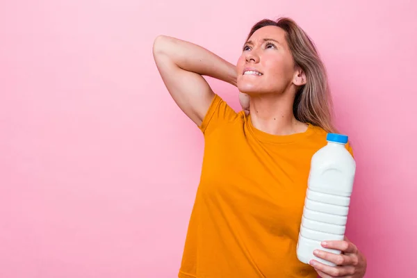 Ung Australisk Kvinna Som Håller Flaska Mjölk Isolerad Rosa Bakgrund — Stockfoto