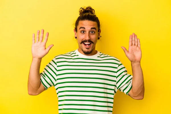 Joven Hombre Caucásico Con Pelo Largo Aislado Sobre Fondo Amarillo — Foto de Stock