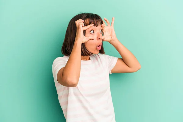 Mujer Joven Raza Mixta Aislada Azul Manteniendo Los Ojos Abiertos — Foto de Stock