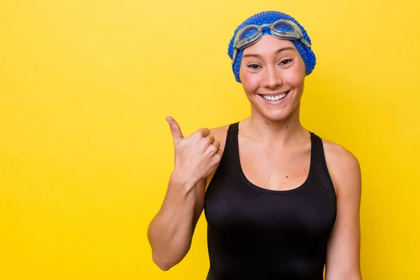 Giovane Donna Nuotatrice Australiana Isolata Sfondo Giallo Sorridente Sollevando Pollice — Foto Stock