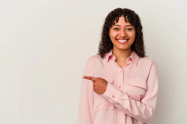 Jovem Mestiça Isolada Fundo Branco Sorrindo Apontando Para Lado Mostrando — Fotografia de Stock