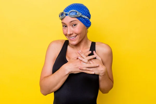 Jovem Nadadora Australiana Isolada Fundo Amarelo Tem Expressão Amigável Pressionando — Fotografia de Stock