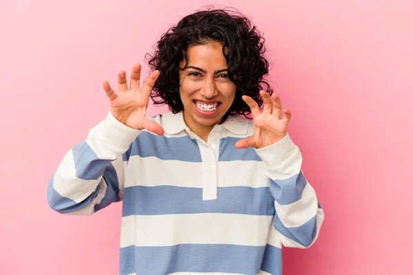 Jovem Mulher Latina Encaracolado Isolado Fundo Rosa Mostrando Garras Imitando — Fotografia de Stock