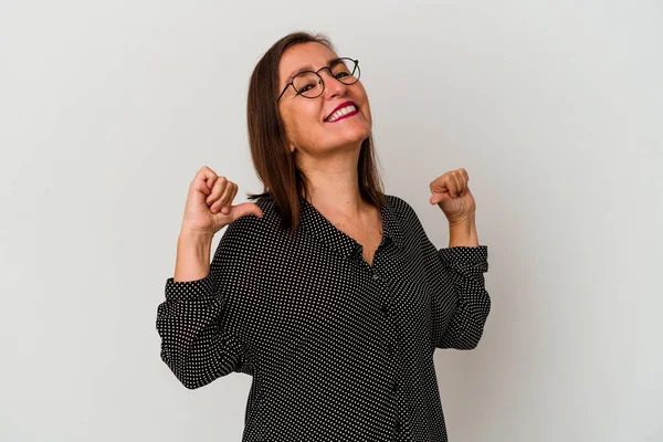 Mujer Caucásica Mediana Edad Aislada Sobre Fondo Blanco Siente Orgullosa —  Fotos de Stock