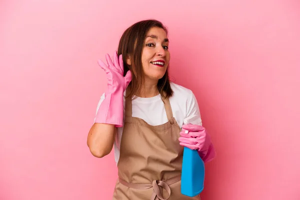 Middelbare Leeftijd Blanke Vrouw Schoonmaken Huis Geïsoleerd Roze Achtergrond Proberen — Stockfoto