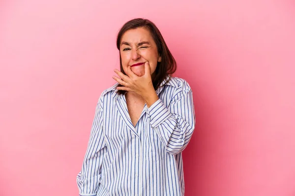 Medelålders Kaukasiska Kvinna Isolerad Rosa Bakgrund Tvivla Mellan Två Alternativ — Stockfoto