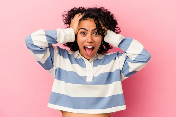 Young Curly Latin Woman Isolated Pink Background Screaming Very Excited — Stock Photo, Image