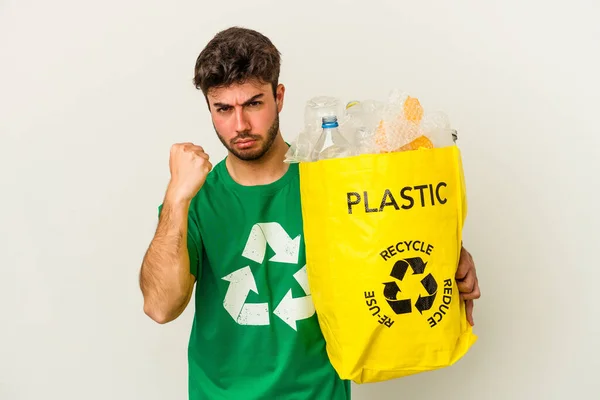 Junger Kaukasischer Mann Recycelt Kunststoff Isoliert Auf Weißem Hintergrund Zeigt — Stockfoto