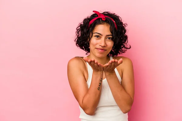 Jonge Krullende Latijn Vrouw Geïsoleerd Roze Achtergrond Vouwen Lippen Het — Stockfoto