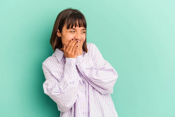 Jeune Femme Métisse Isolée Sur Bleu Riant Quelque Chose Couvrant — Photo