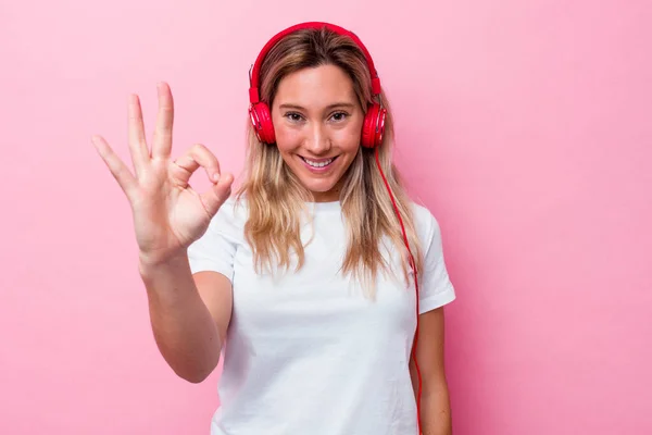 Νεαρή Αυστραλιανή Γυναίκα Ακούει Μουσική Απομονωμένη Ροζ Φόντο Χαρούμενη Και — Φωτογραφία Αρχείου