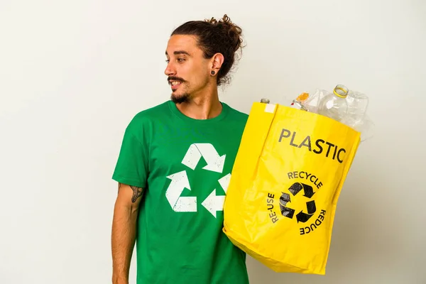 Jonge Blanke Man Met Lang Haar Recycling Plastic Geïsoleerd Witte — Stockfoto