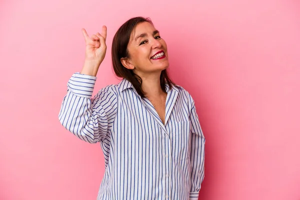 Medelåldern Kaukasisk Kvinna Isolerad Rosa Bakgrund Visar Ett Horn Gest — Stockfoto