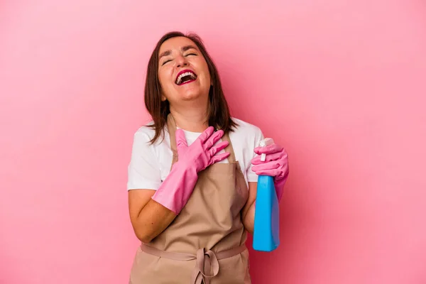 Biała Kobieta Średnim Wieku Sprzątająca Dom Różowym Tle Śmieje Się — Zdjęcie stockowe