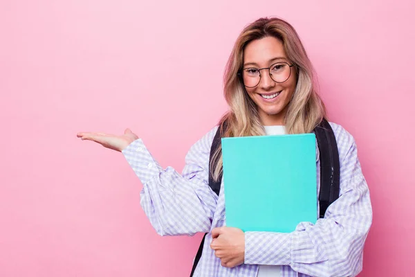 Joven Estudiante Australiana Aislada Sobre Fondo Rosa Mostrando Espacio Copia — Foto de Stock