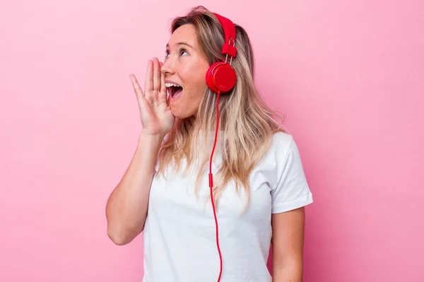Νεαρή Αυστραλή Γυναίκα Που Ακούει Μουσική Απομονωμένη Ροζ Φόντο Φωνάζοντας — Φωτογραφία Αρχείου