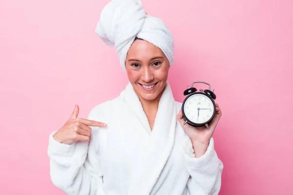 Giovane Donna Australiana Lasciando Doccia Ritardo Isolato Sfondo Rosa Persona — Foto Stock