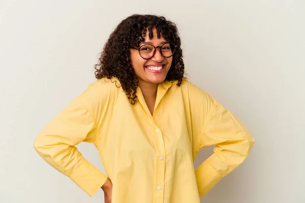 Jong Gemengd Ras Vrouw Geïsoleerd Witte Achtergrond Gelukkig Glimlachen Vrolijk — Stockfoto