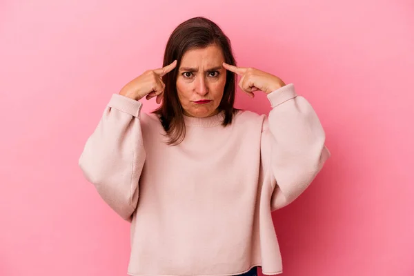 Mulher Caucasiana Meia Idade Isolada Fundo Rosa Focada Uma Tarefa — Fotografia de Stock