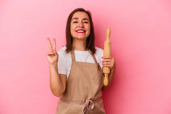 Mulher Chef Pastelaria Meia Idade Isolado Fundo Rosa Mostrando Número — Fotografia de Stock