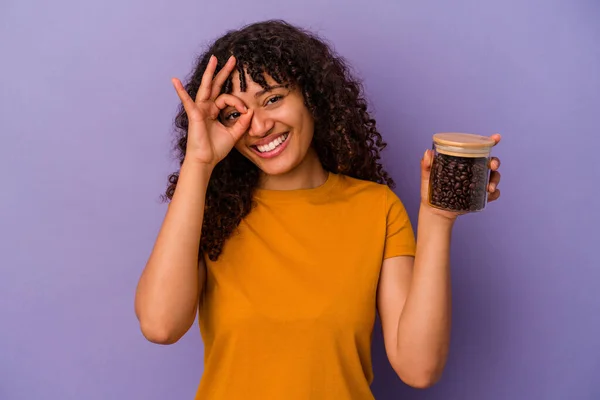 Jovem Mulher Raça Mista Segurando Uma Garrafa Grãos Café Isolado — Fotografia de Stock