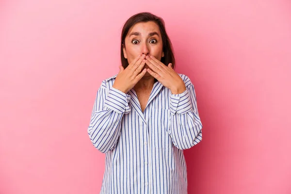 Medioevo Donna Caucasica Isolato Sfondo Rosa Scioccato Che Copre Bocca — Foto Stock