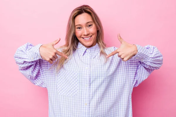 Avustralyalı Genç Bir Kadın Gömlek Fotokopi Odasını Elle Işaret Ederek — Stok fotoğraf