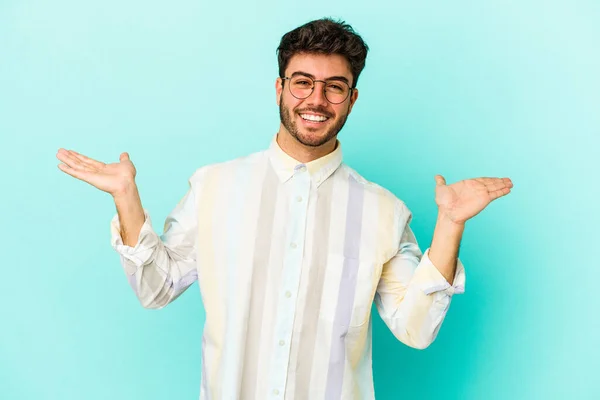 Joven Hombre Caucásico Aislado Sobre Fondo Azul Hace Escala Con — Foto de Stock