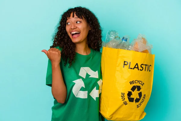 Jovem Raça Mista Segurando Saco Plástico Reciclado Isolado Pontos Fundo — Fotografia de Stock