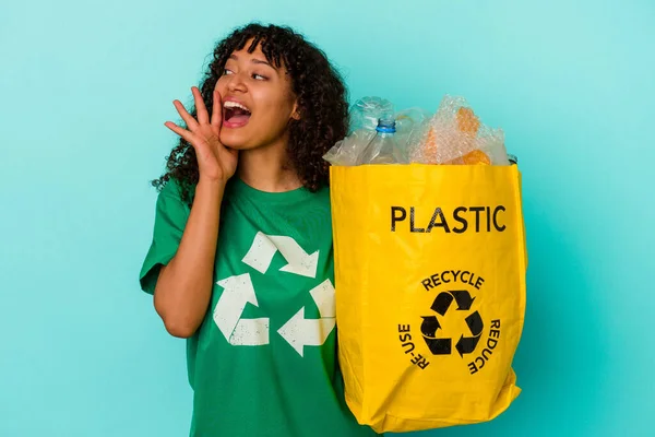 Jovem Mista Segurando Saco Plástico Reciclado Isolado Fundo Azul Gritando — Fotografia de Stock