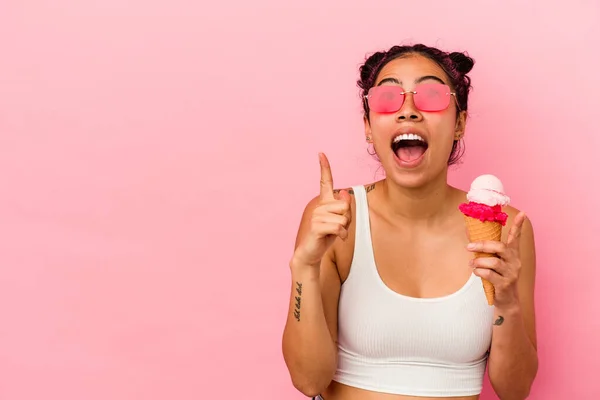 Jonge Latijn Vrouw Met Een Ijsje Geïsoleerd Roze Achtergrond Wijzend — Stockfoto