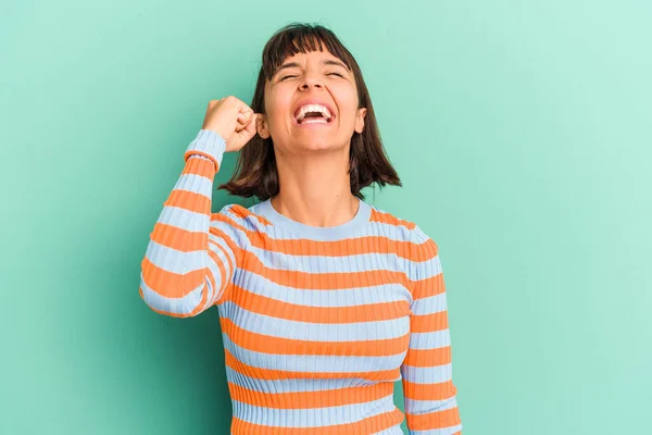 Mujer Joven Raza Mixta Aislada Azul Celebrando Una Victoria Pasión — Foto de Stock