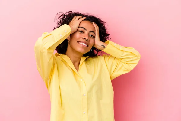 Mladá Kudrnatá Latinská Žena Izolovaná Růžovém Pozadí Radostně Směje Drží — Stock fotografie