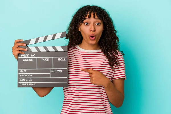 Young Mixed Race Woman Holding Clapperboard Isolated Blue Background Pointing — Stock Photo, Image