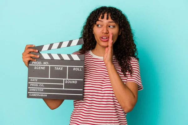 Jonge Gemengde Ras Vrouw Met Een Klapbord Geïsoleerd Blauwe Achtergrond — Stockfoto