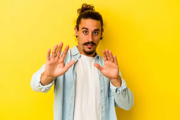 Joven Hombre Caucásico Con Pelo Largo Aislado Sobre Fondo Amarillo — Foto de Stock