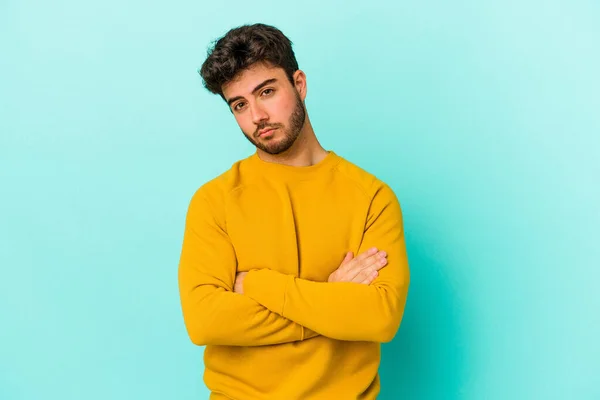 Joven Hombre Caucásico Aislado Sobre Fondo Azul Infeliz Mirando Cámara — Foto de Stock