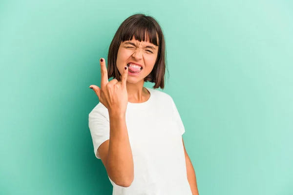 Jong Gemengd Ras Vrouw Geïsoleerd Blauw Tonen Rock Gebaar Met — Stockfoto