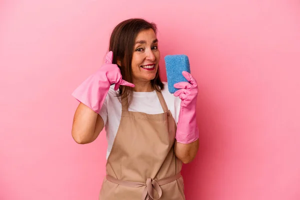 Biała Kobieta Średnim Wieku Sprzątanie Domu Różowym Tle Pokazuje Telefon — Zdjęcie stockowe