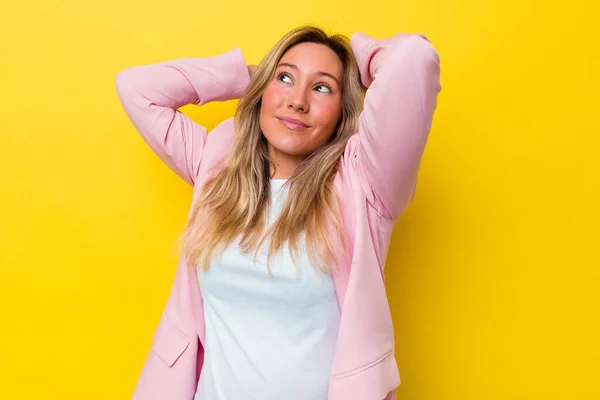 Jonge Australische Vrouw Geïsoleerd Gevoel Vertrouwen Met Handen Achter Het — Stockfoto