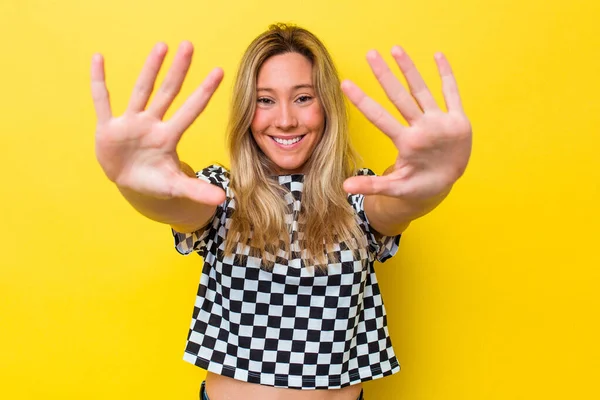 Jonge Australische Vrouw Geïsoleerd Tonen Nummer Tien Met Handen — Stockfoto