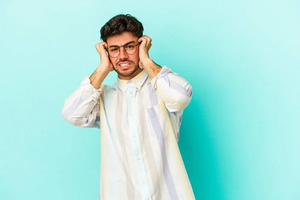 Giovane Uomo Caucasico Isolato Sfondo Blu Piangendo Infelice Con Qualcosa — Foto Stock