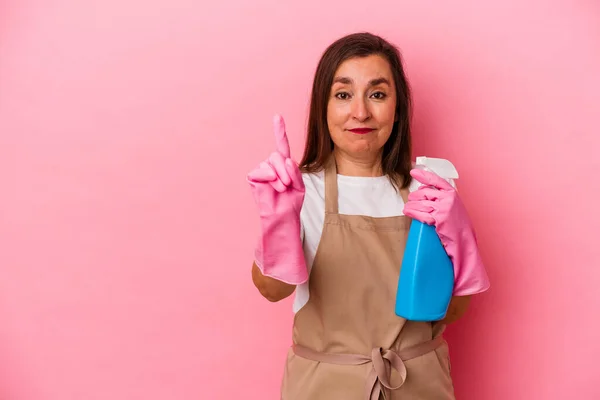 Biała Kobieta Średnim Wieku Sprzątanie Domu Odizolowany Różowym Tle Pokazuje — Zdjęcie stockowe